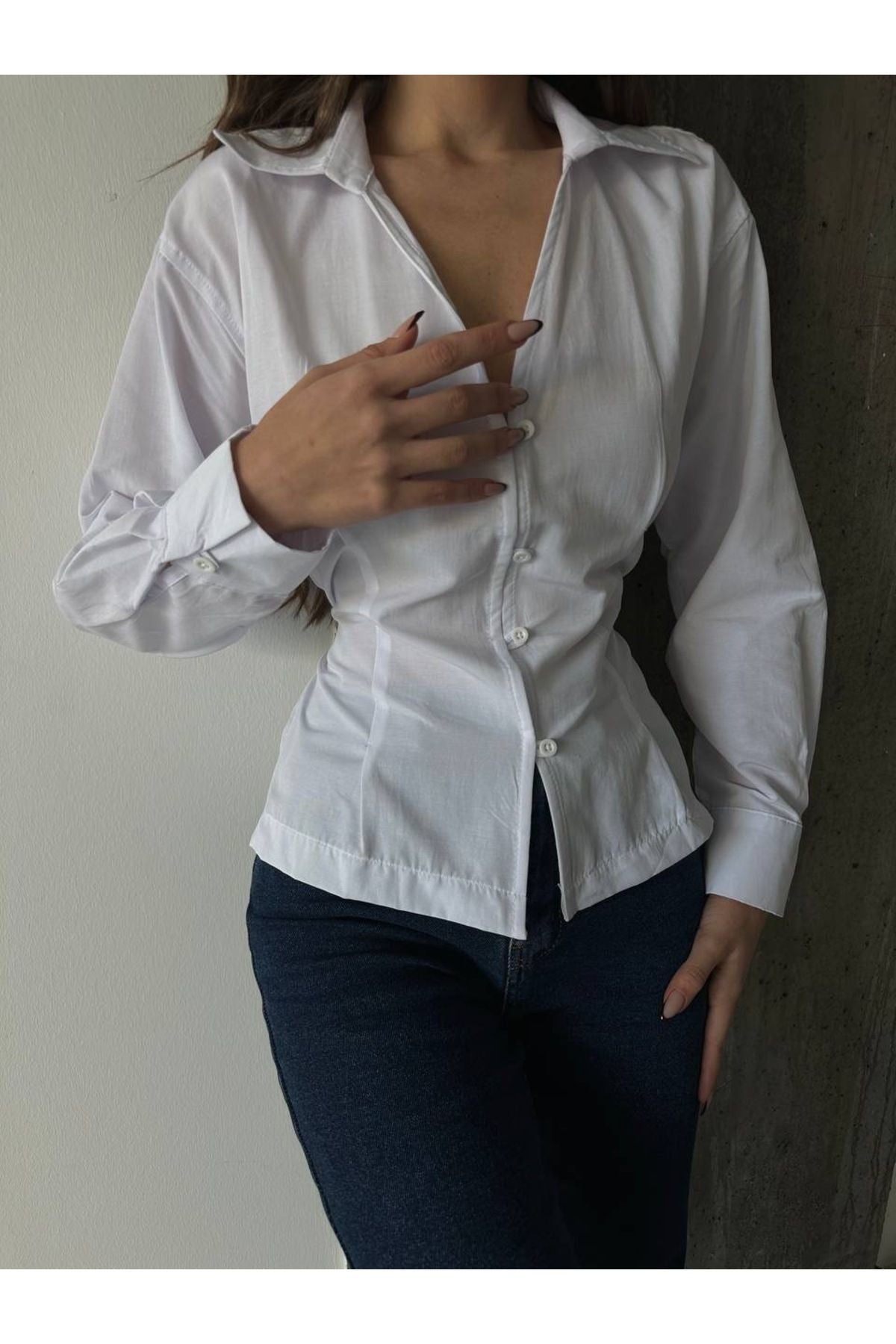 Aec Prive Elizabeth ince belli gömlek, beyaz ve şık kesim, modern görünüm için ideal