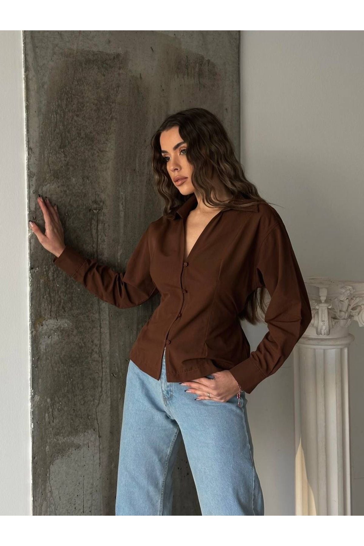 Aec Prive Elizabeth ince belli gömlek, şık kahverengi renk ve klasik kesim ile modern görünüm sunuyor.