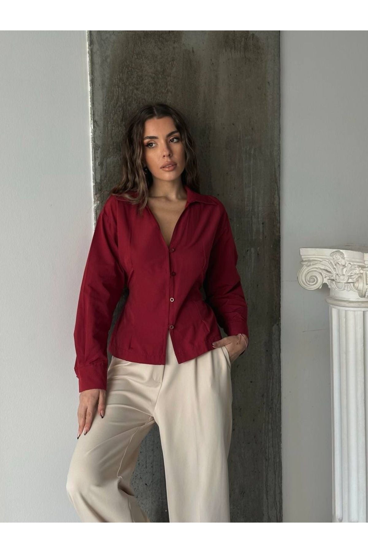 Aec Prive Elizabeth ince belli gömlek, şarap rengi ve klasik kesim ile şık bir görünüm sunar.