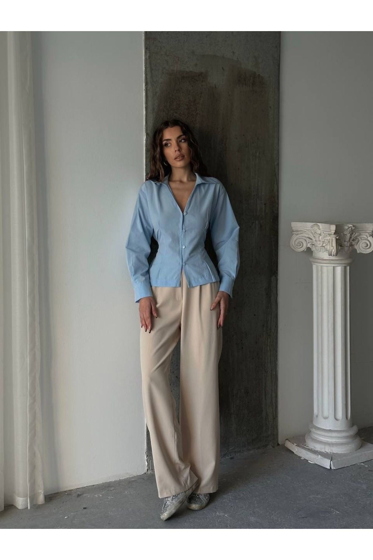 Aec Prive Elizabeth ince belli gömlek mavi renkte, hafif yapılı ve şık bir görünüm sunuyor.