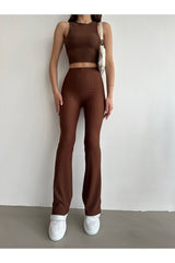 Aec Prive fitilli crop top ve kahverengi pantolon kombinasyonu, şık ve rahat bir görünüm sunar