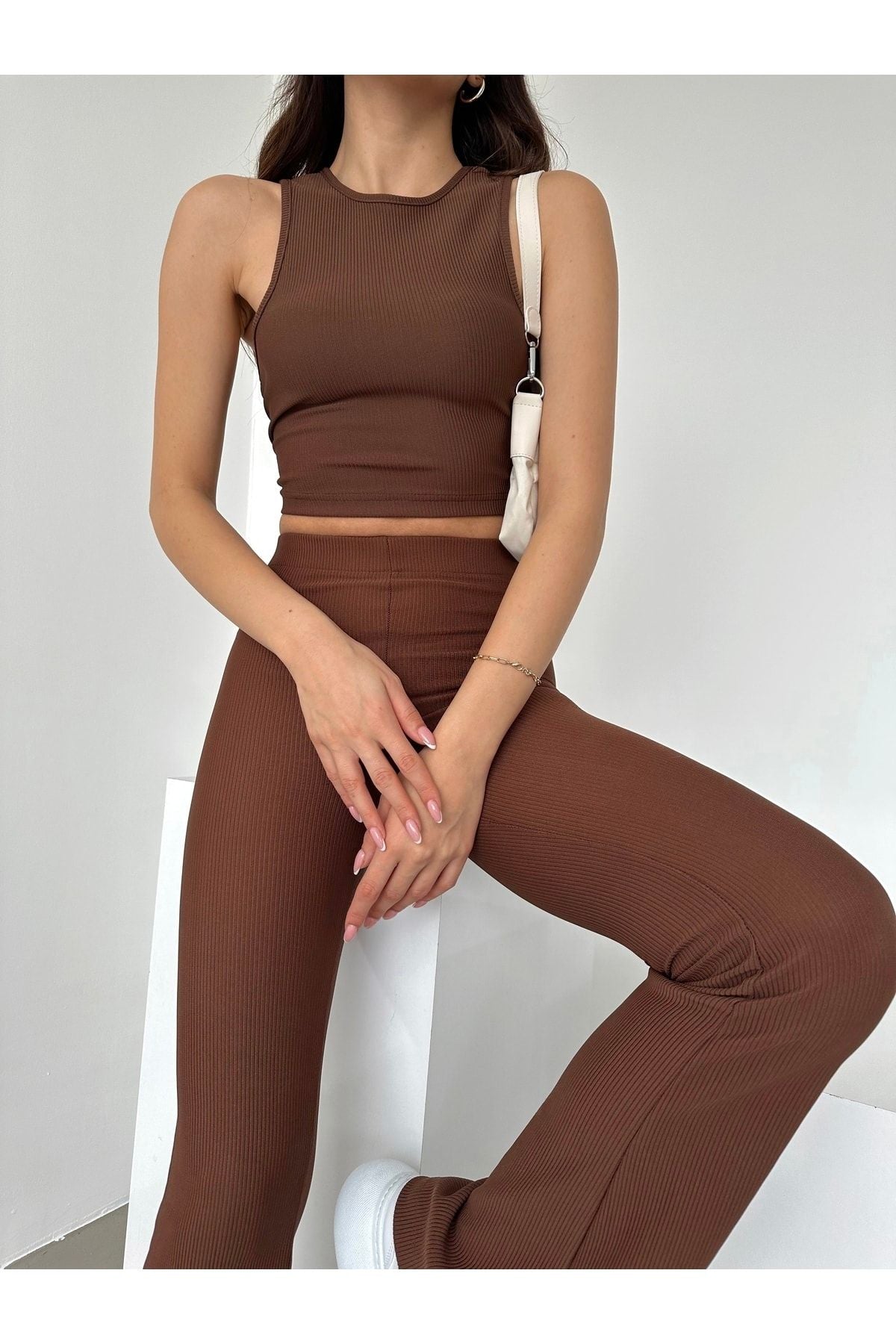 Fitilli crop top ile uyumlu kahverengi spor pantolonlu kadın modeli