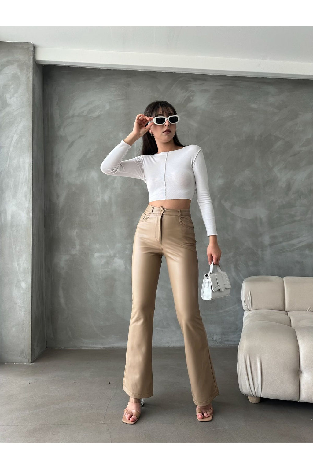 Aec Prive kadın acı kahve deri pantolon ile modern bir görünüm sunan şık bir outfit