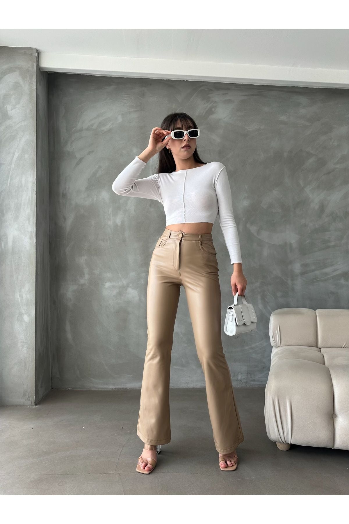 Aec Prive kadın acı kahve deri pantolon ile modern bir görünüm sunan şık bir outfit