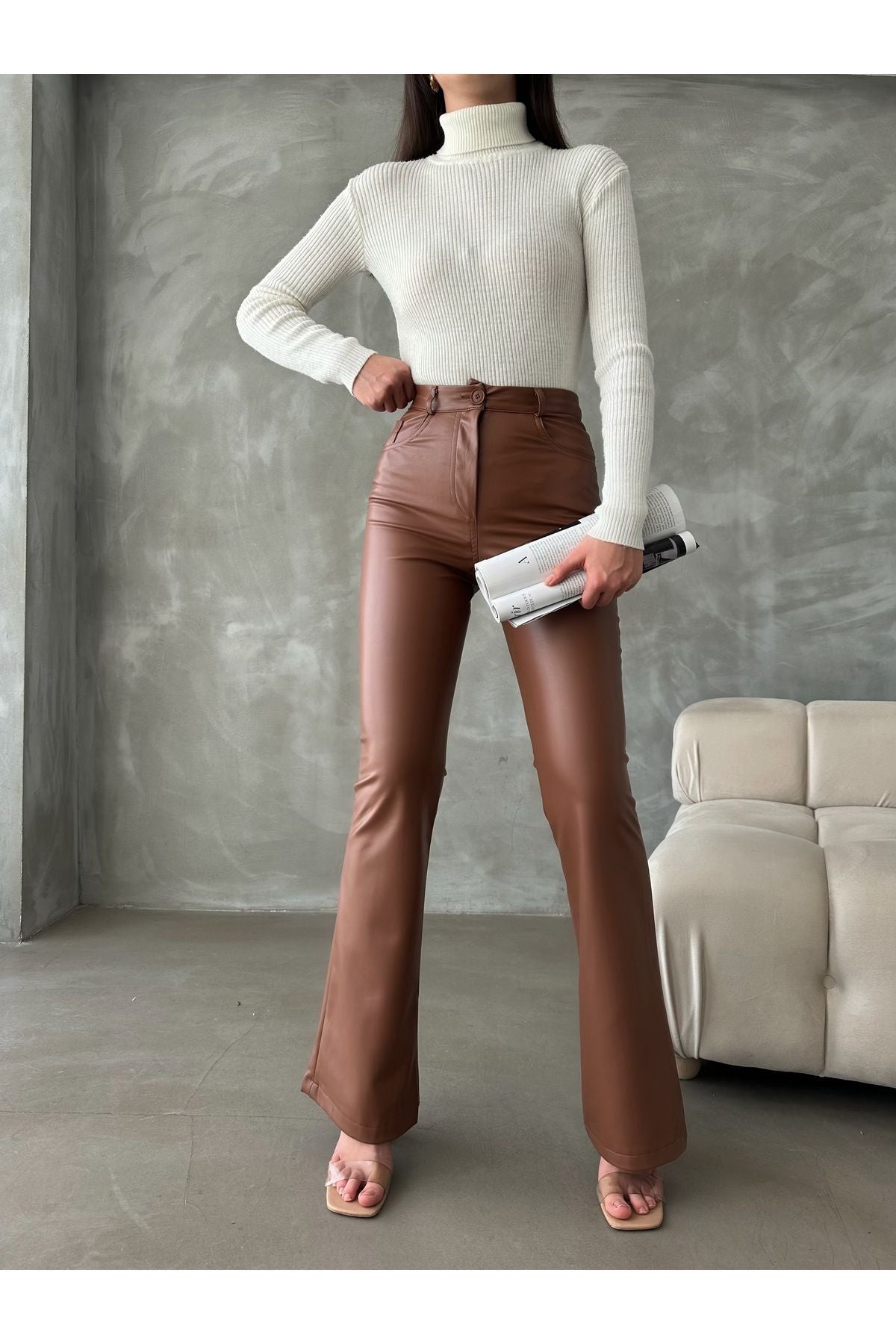 Aec Prive kadın acı kahve deri pantolon ve beyaz örme bluz kombinasyonu, şık ve rahat görünüm