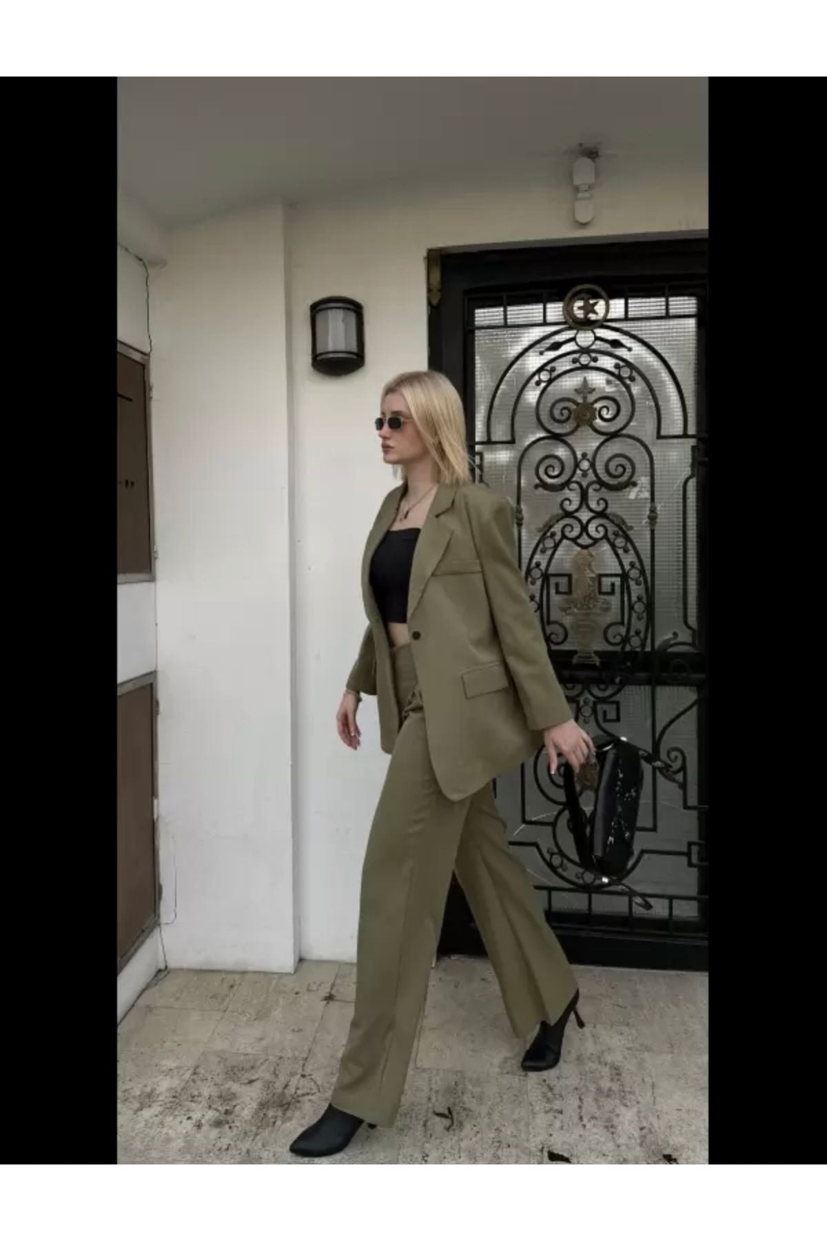 Aec Prive kadın astarlı blazer ceket pantolon takım ile şık bir yürüyüş yapıyor