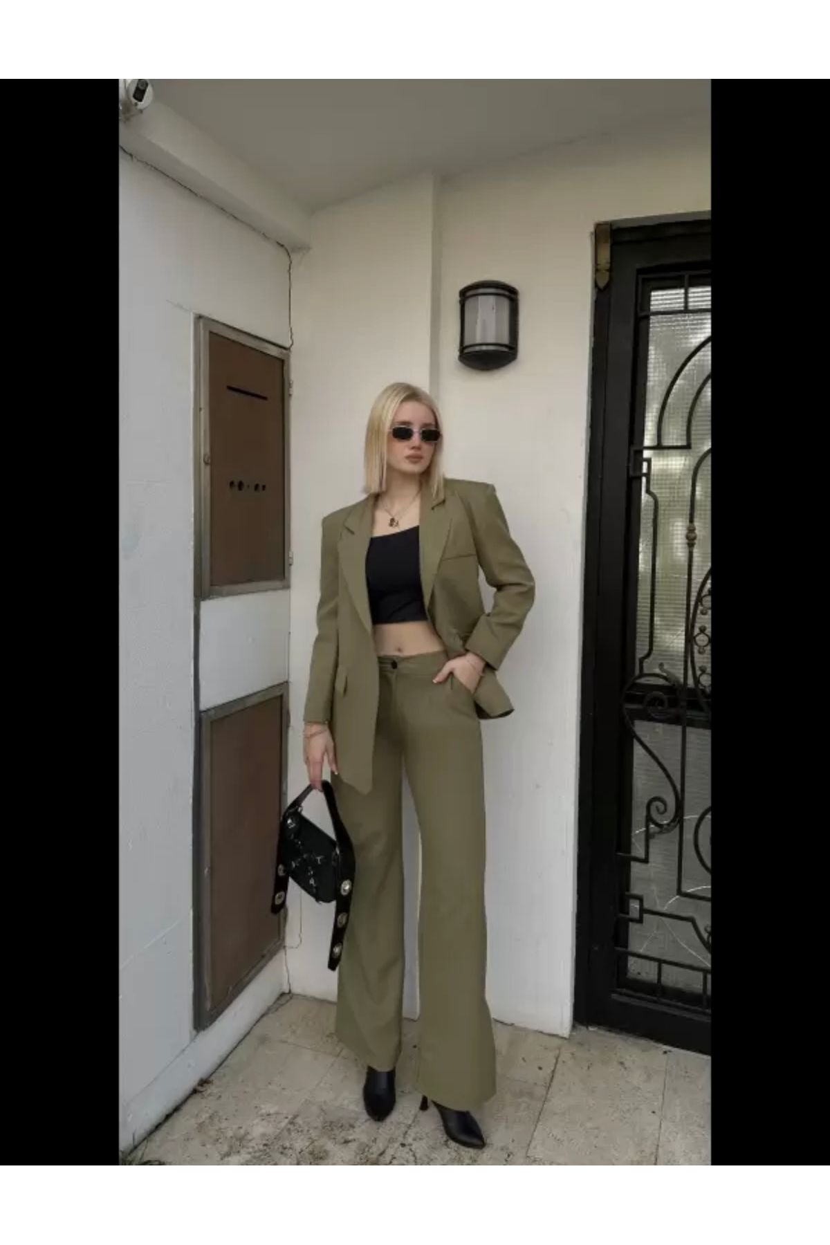 Kadın astarlı blazer ceket pantolon takım ile şık bir görünüm. Yeşil tonlarında ve modern bir kesime sahip.