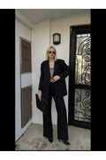 Aec Prive kadın astarlı blazer ceket pantolon takım, şık bir görünümle kapıda duruyor