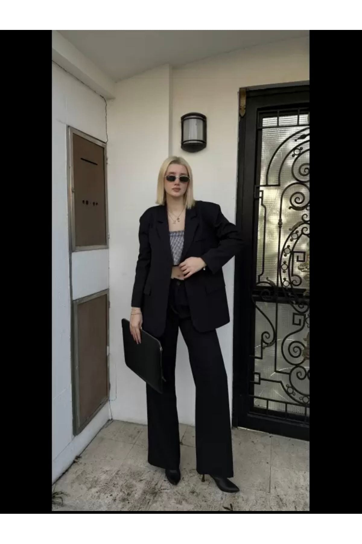 Aec Prive kadın astarlı blazer ceket pantolon takım, şık bir görünümle kapıda duruyor