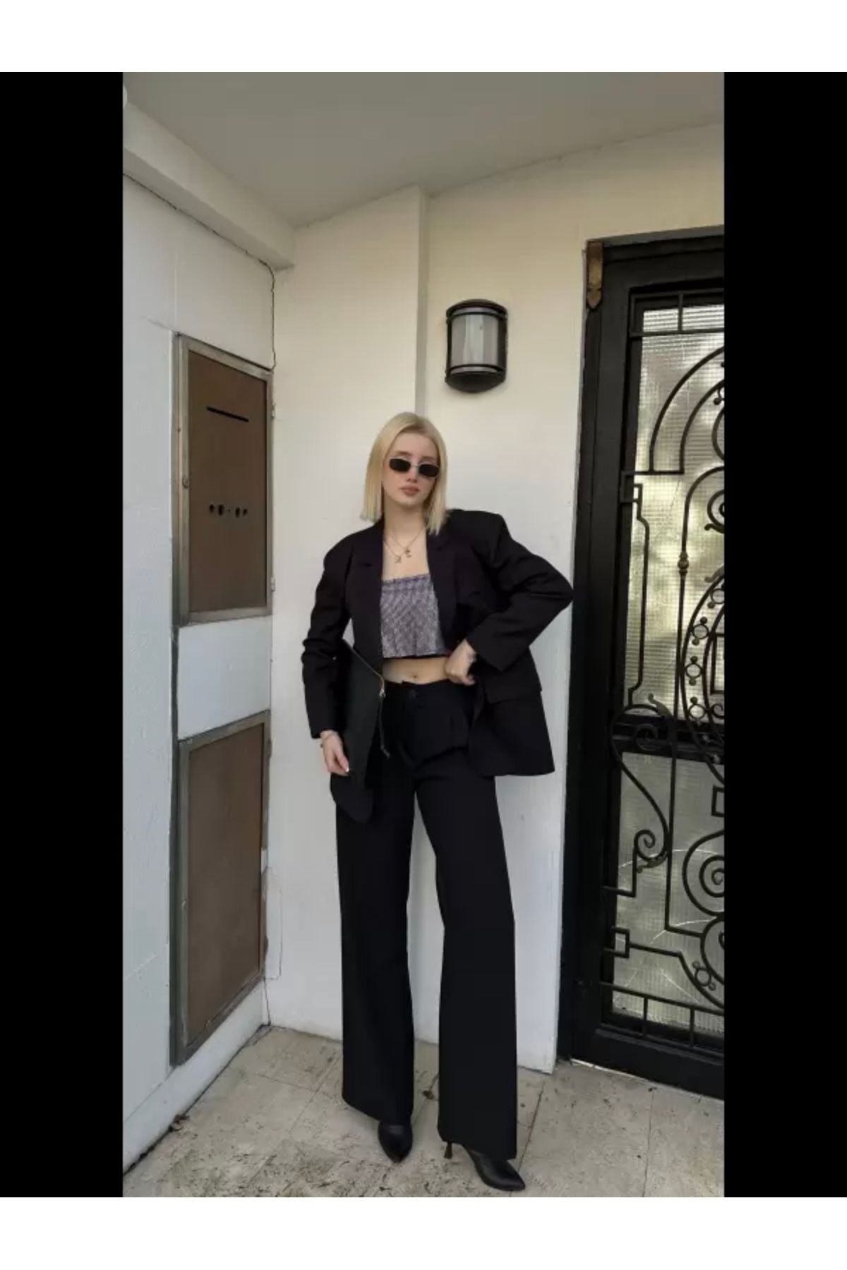 Aec Prive kadın astarlı blazer ceket pantolon takım ile şık bir dış mekan görünümü