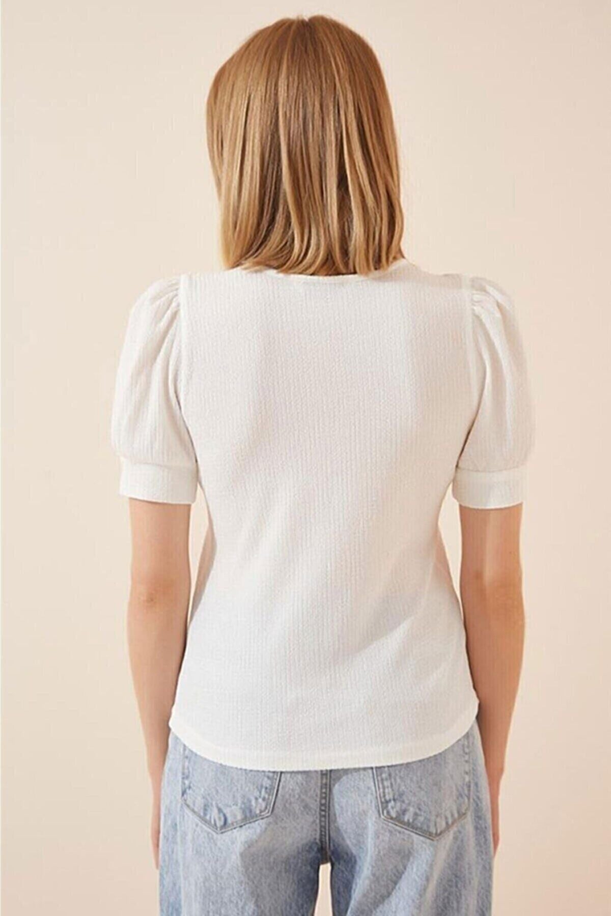 Kadın beyaz kare yaka bluz, kabarık kısa kollu ve rahat bir kesime sahip