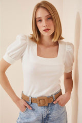 Aec Prive kadın beyaz kare yaka bluz, hafif kumaşı ve balon kollu tasarımıyla şık bir görünüm sunuyor