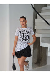 Aec Prive kadın beyaz pamuklu tişört, önünde büyük baskı ve rahat kesimle günlük kullanım için ideal