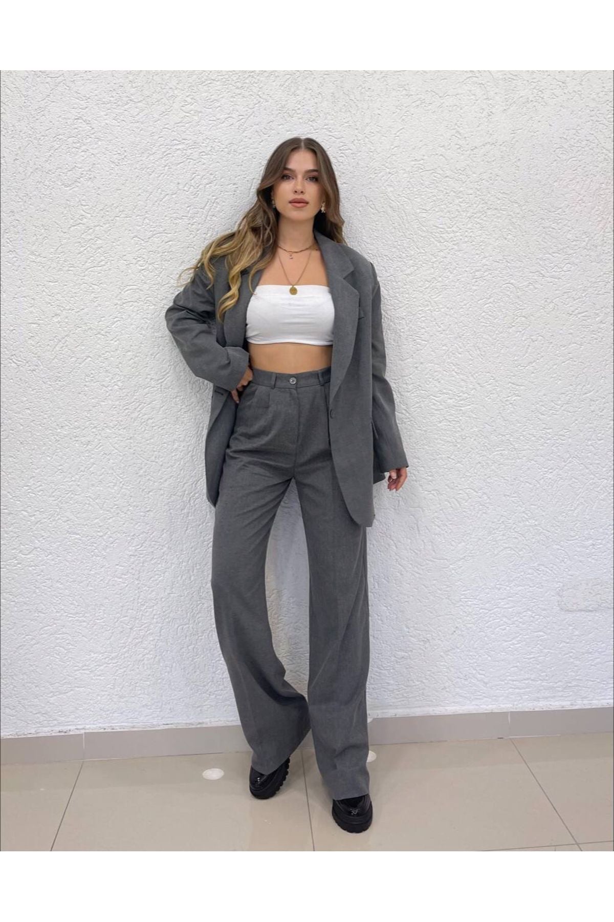 Aec Prive kadın blazer ceket pantolon takım ile modern ve şık bir görünüm sunan kadın modeli