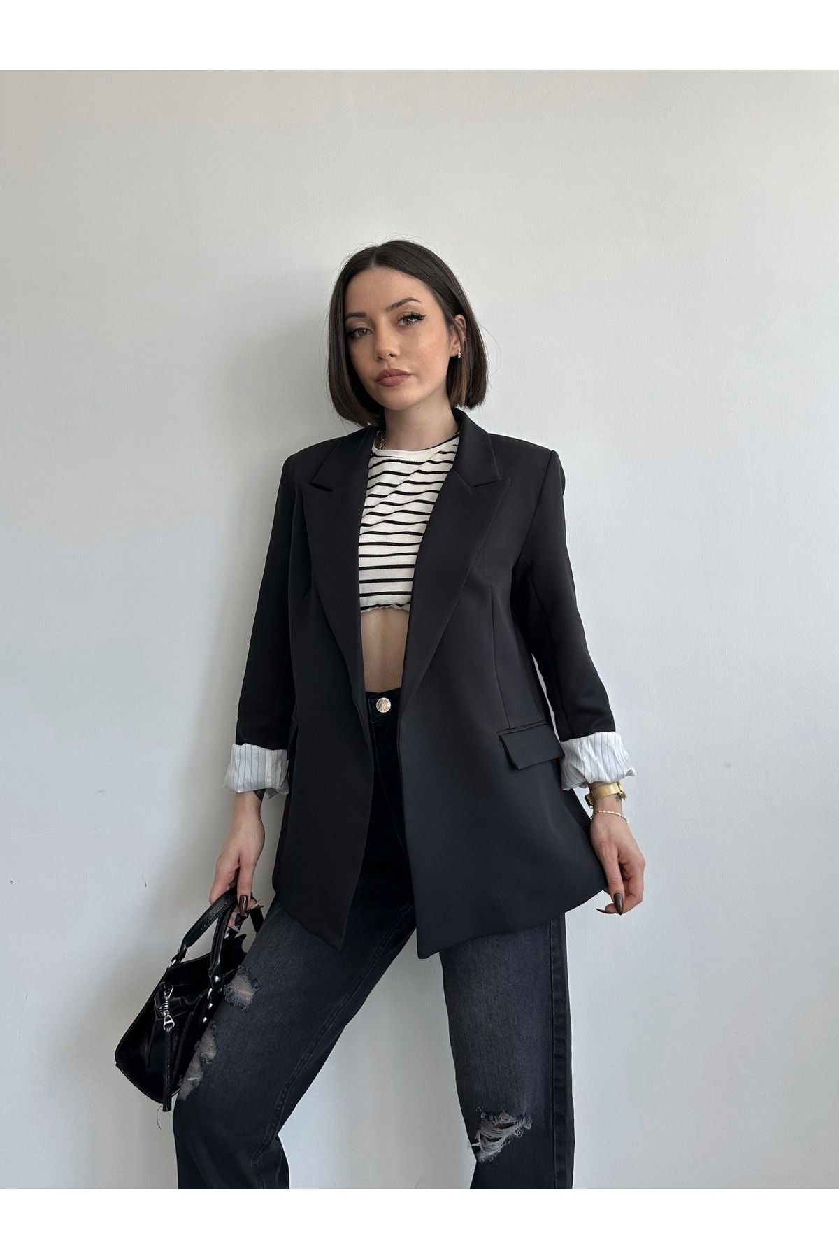 Aec Prive kadın blazer ceket, zarif bir görünüm için düz kesim ve şık detaylarla tasarlanmıştır