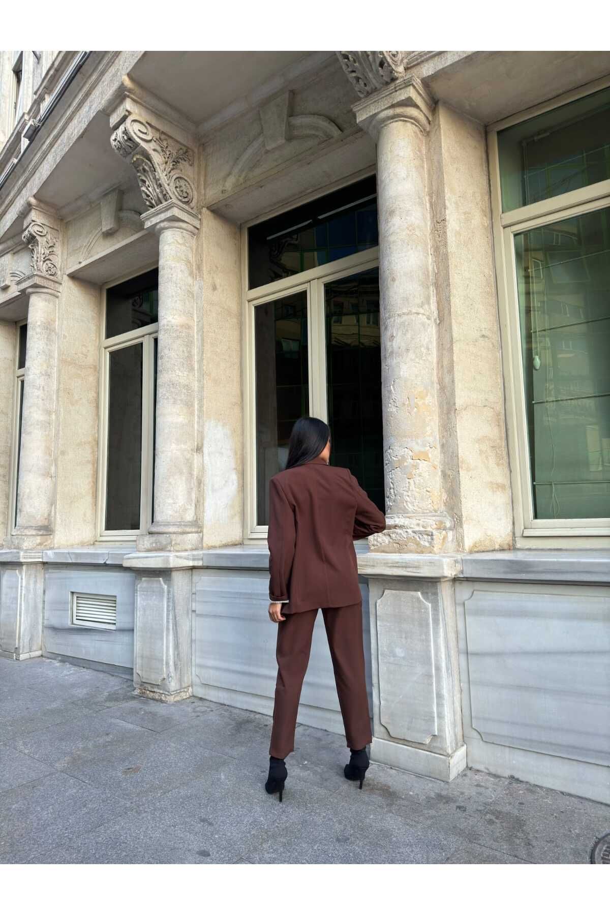 Aec Prive kadın blazer ceket takım, şık görünüm için ideal kahverengi tonlarıyla tasarlandı.