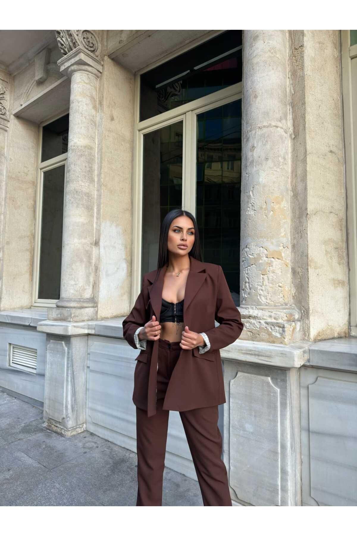 Aec Prive kadın blazer ceket takım, kahverengi tonlarında şık bir kombin ile şehir manzarasında