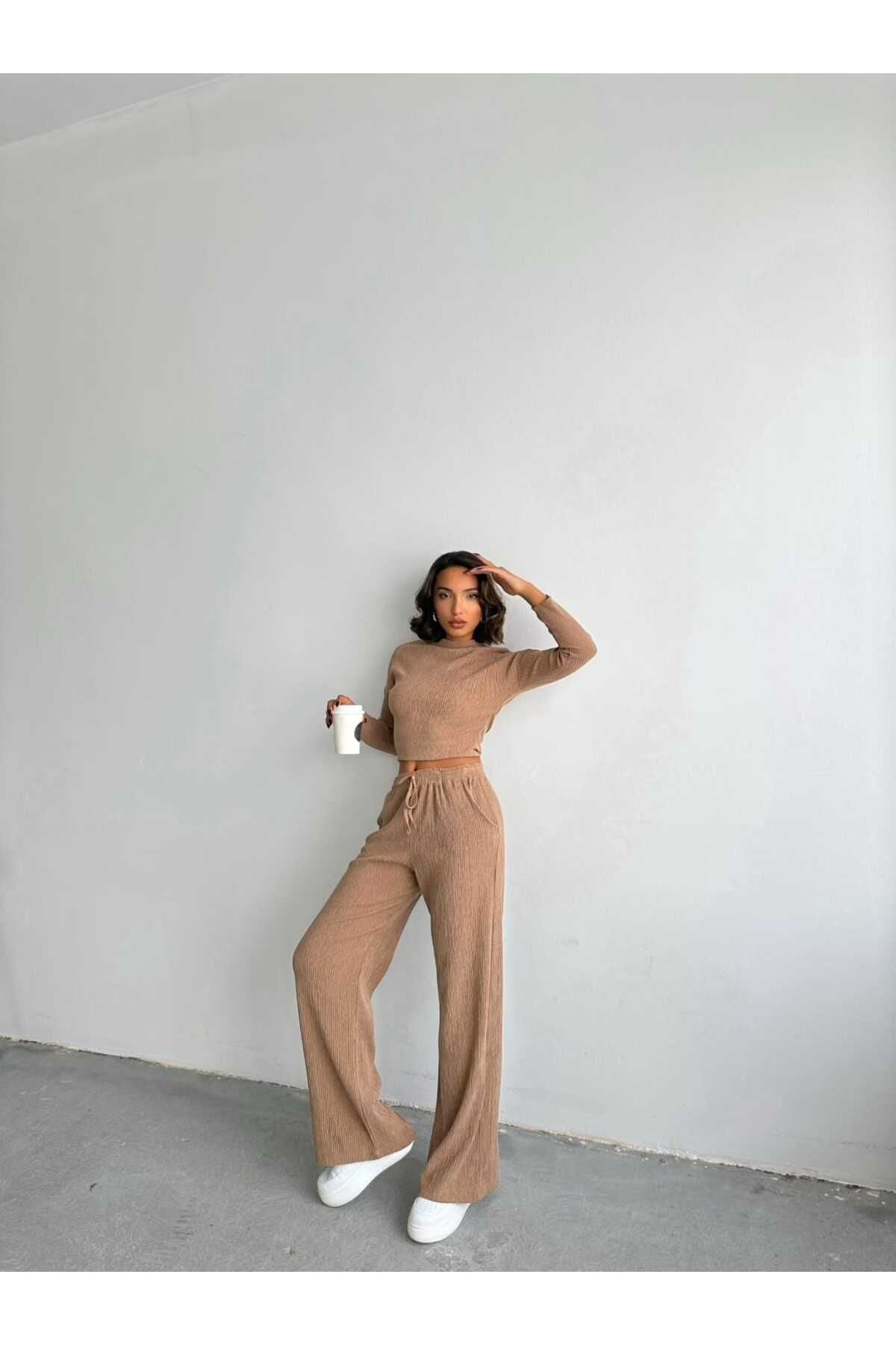 Kahverengi Aec Prive kadın bluz pantolon takım ile şıklığı yakalayan bir model