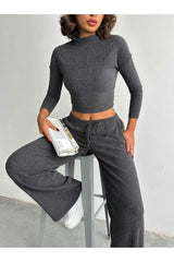 Aec Prive kadın bluz pantolon takım, dar kesim gri üst ve geniş paça pantolon ile şık bir görünüm sunuyor