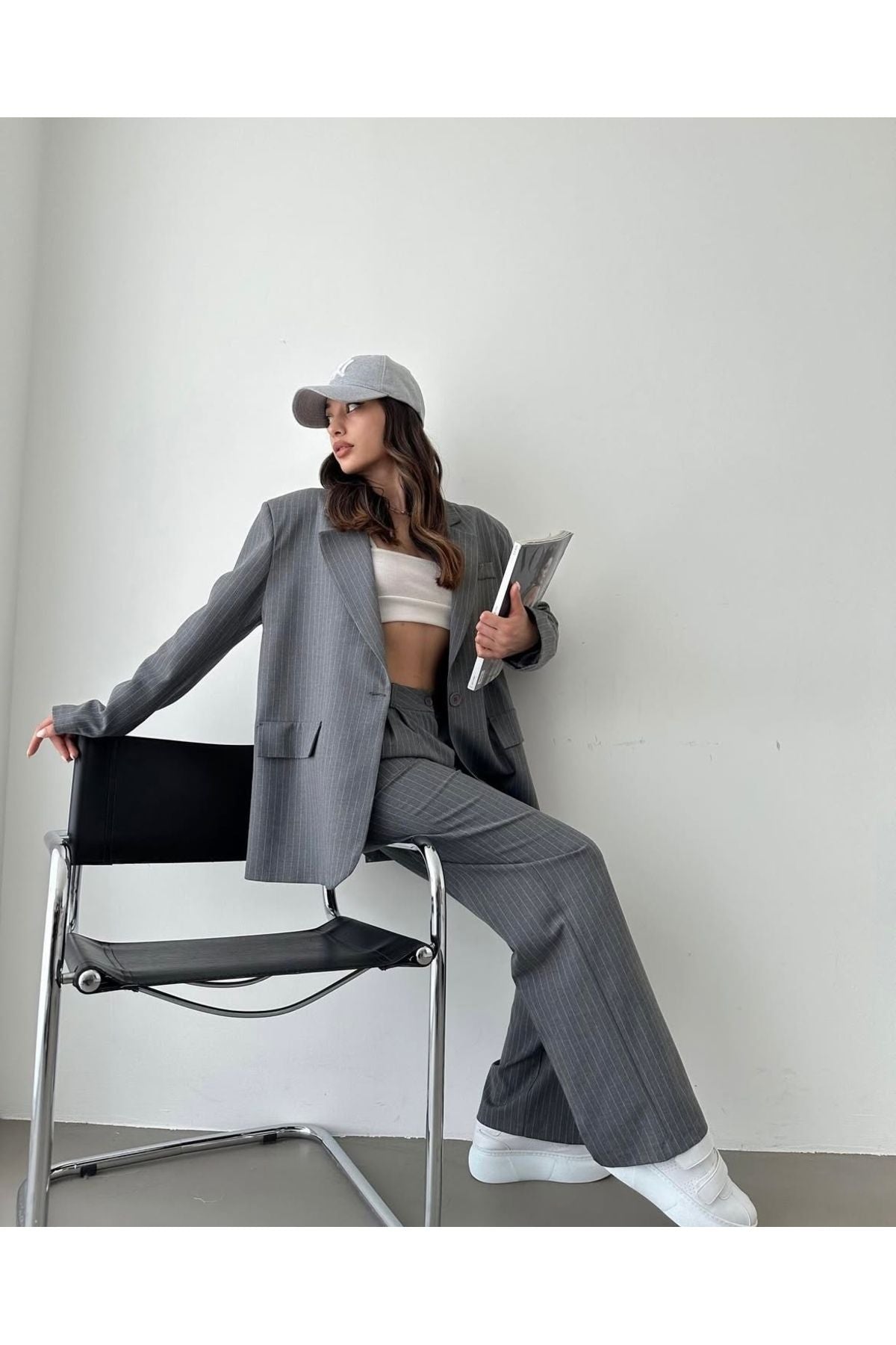 Kadın çizgili blazer ceket ile kombinlenmiş şık bir görünüm, rahat oturuş ve modern stil