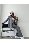 Kadın çizgili blazer ceket ile kombinlenmiş şık bir görünüm, rahat oturuş ve modern stil