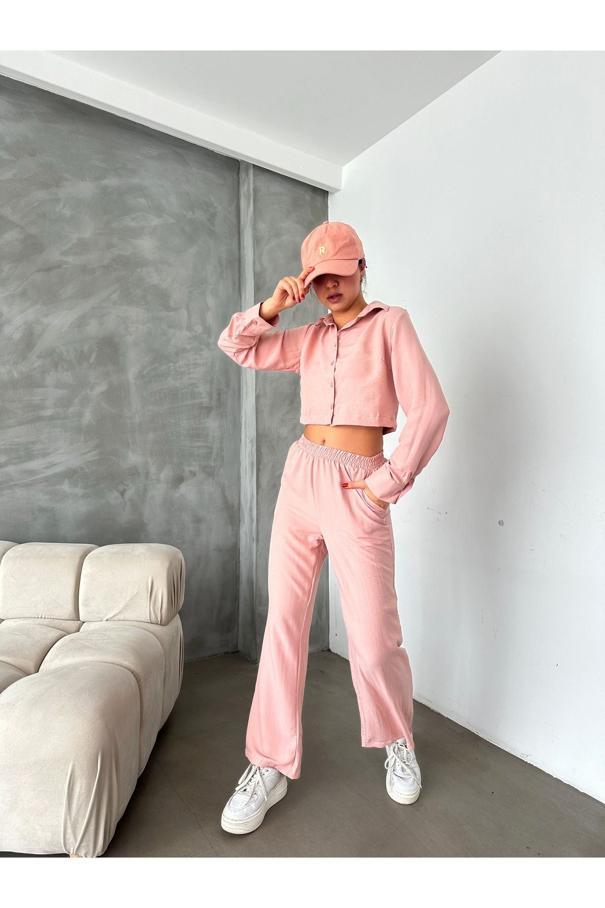 Aec Prive kadın crop gömlek pantolon takım, pembe renk ve rahat kesim ile günlük giyimde şıklık sunar