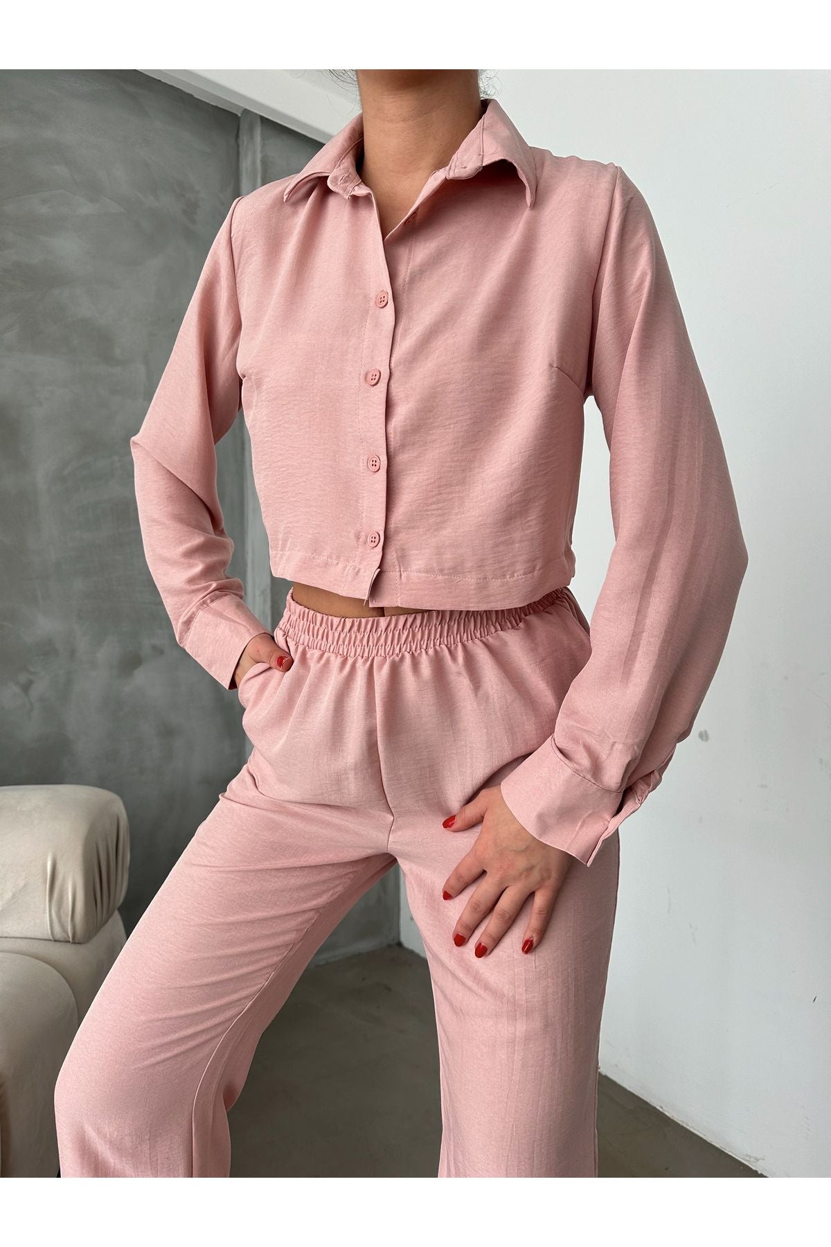 Pembe Aec Prive kadın crop gömlek pantolon takım, şık ve rahat tasarımıyla günlük kullanım için ideal.
