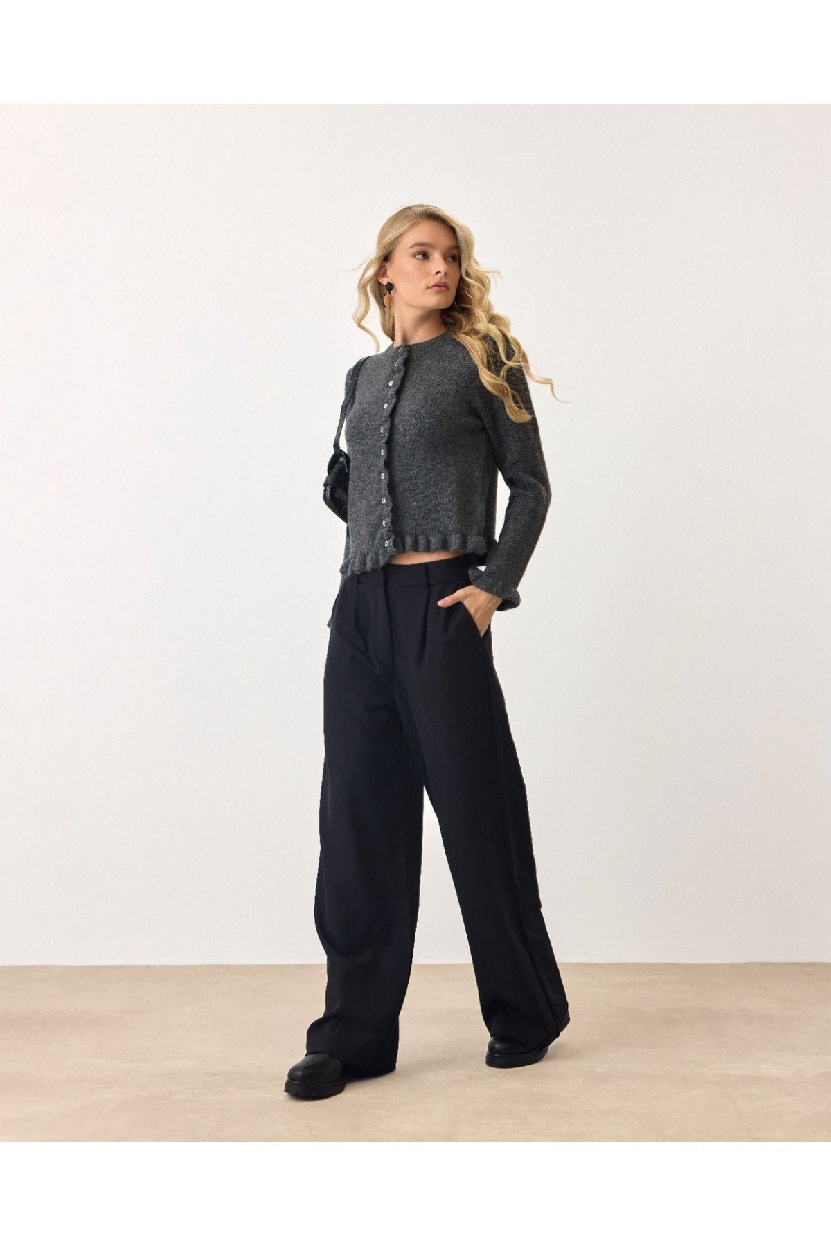 Aec Prive kadın düğmeli peluş hırka, şık tasarımıyla rahat bir görünüm sunuyor.