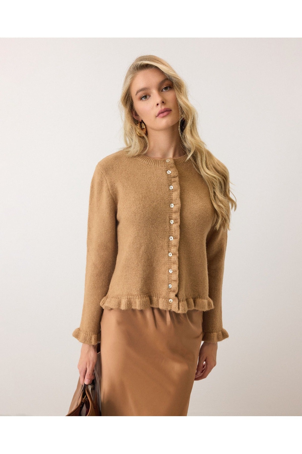 Aec Prive kadın düğmeli peluş hırka, klasik kesim ve şık detaylarla zarif bir kombin oluşturuyor.