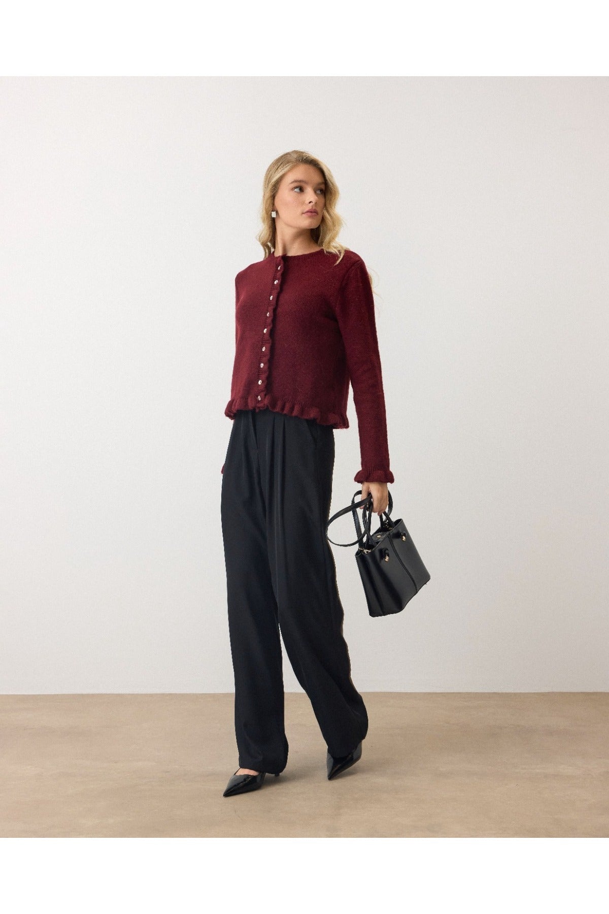 Aec Prive kadın düğmeli peluş hırka, burgonya rengi ile şık bir görünüm sunuyor