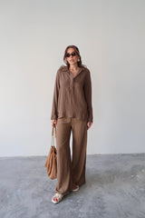 Aec Prive Kahverengi kadın gömlek pantolon takım rahat bir görünüm ile modern stil sunuyor