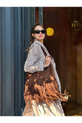 Kadın kahverengi süet shopper çanta, franj ile şık bir görünüm sunan rahat tasarım