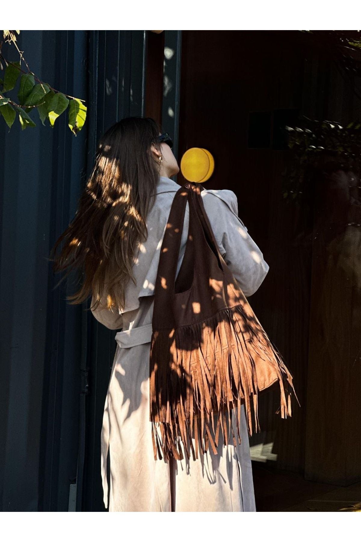 Aec Prive kadın kahverengi süet shopper çanta, şık tasarımı ve sarkan püskülleri ile dikkat çekiyor