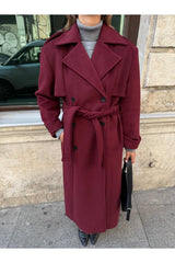 Bordo Aec Prive kadın kaşe kaban, kemer detaylı ve klasik kesim tasarımıyla şık bir görünüm sunuyor.