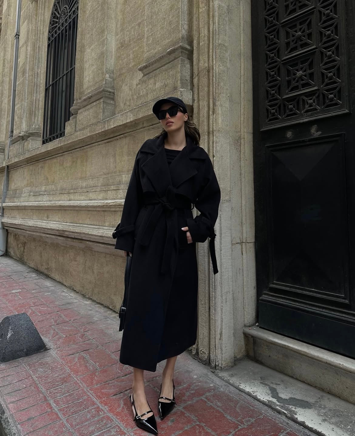 Aec Prive siyah kadın kaşe kaban ile şık dış mekan görünümü ve zarif ayakkabılar