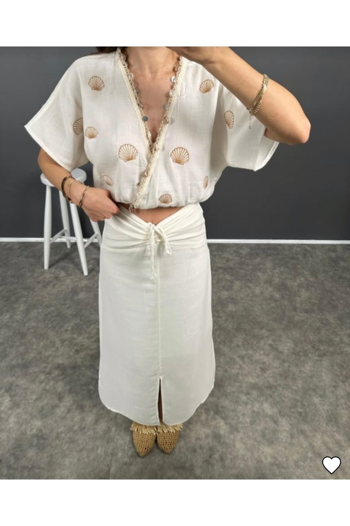 Aec Prive kadın keten bluz etek takımı, deniz kabuğu detaylarıyla şık bir yaz kombinasyonu