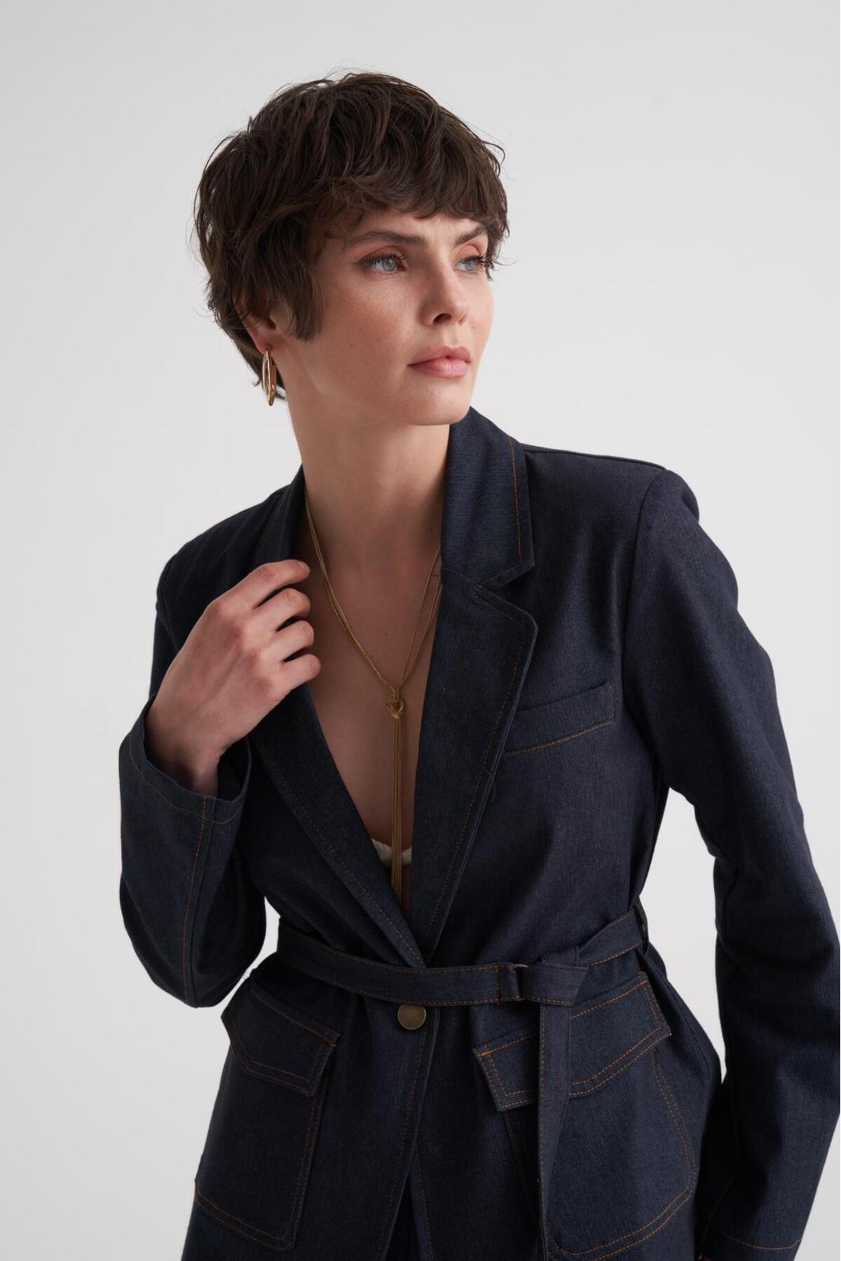 Aec Prive kadın kot ceket pantolon takım, şık bir görünüm için belini vurgulayan modern tasarım