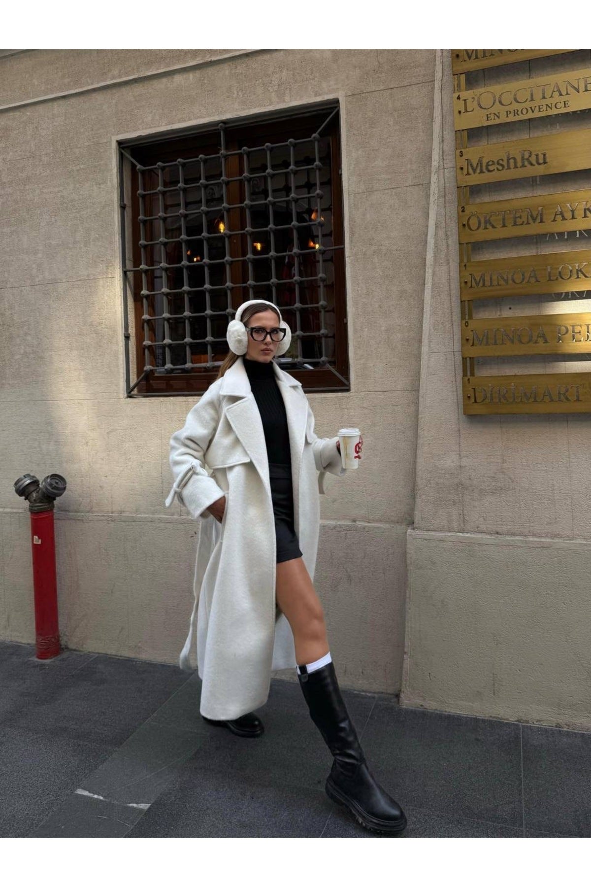 Aec Prive Kadın lüx Premium Kalite Kaşe Kaban ile sokakta yürüyen bir kadın, şık bir görünüm sergiliyor