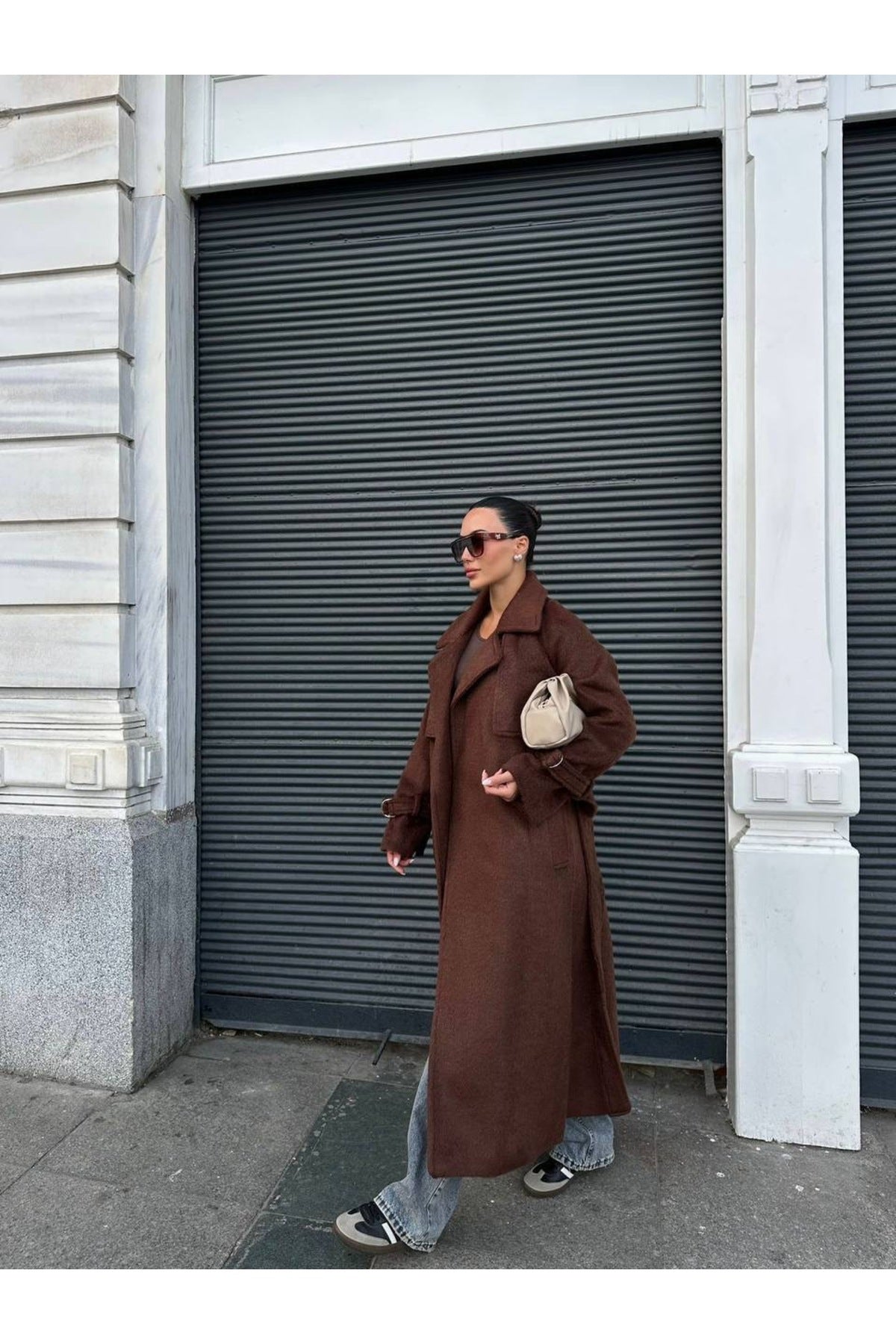 Kadın lüx Premium Kalite Kaşe Kaban ile şık bir yürüyüşte, modern bir görünüm sunuyor