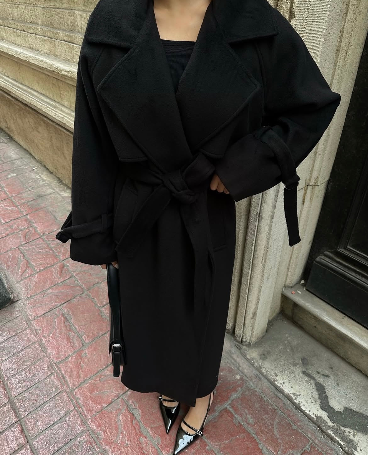 Aec Prive Kadın lüx Premium Kalite Kaşe Kaban, siyah, belden bağlamalı, şık bir görünüm sunuyor.