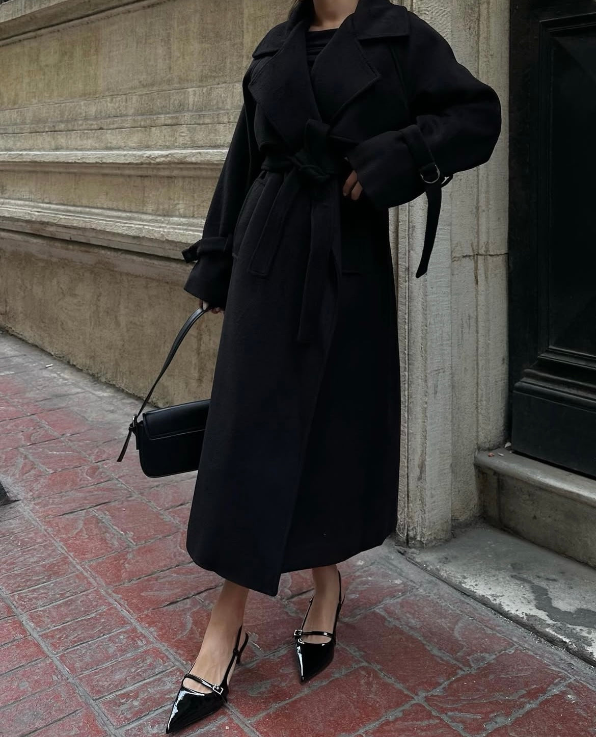 Aec Prive Kadın lüx Premium Kalite Kaşe Kaban ile şık bir görünüm, siyah rengiyle zarif bir stil sunar.