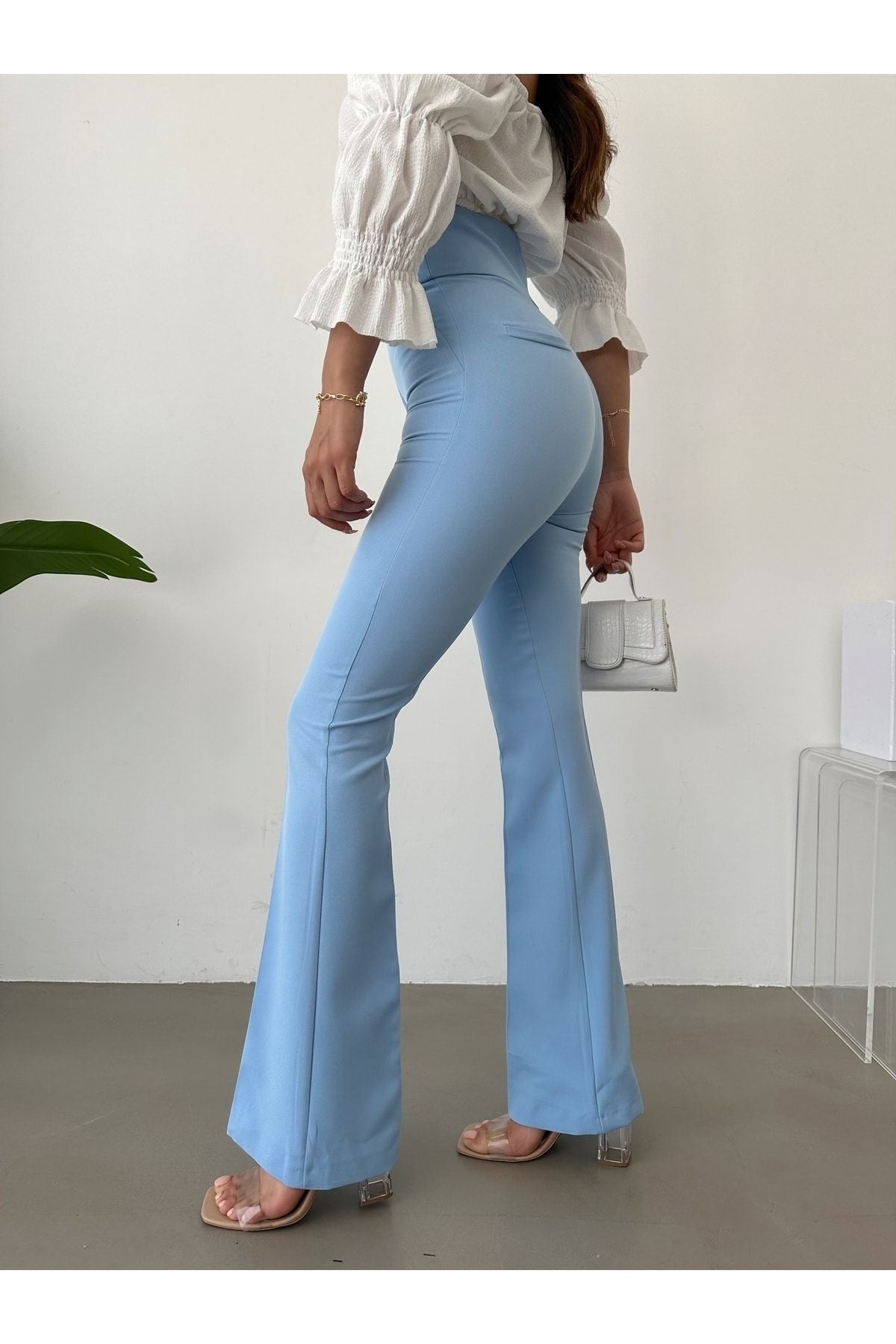 Aec Prive kadın mavi ispanyol paça pantolon, şık ve modern kesim ile zarif bir duruş sunuyor