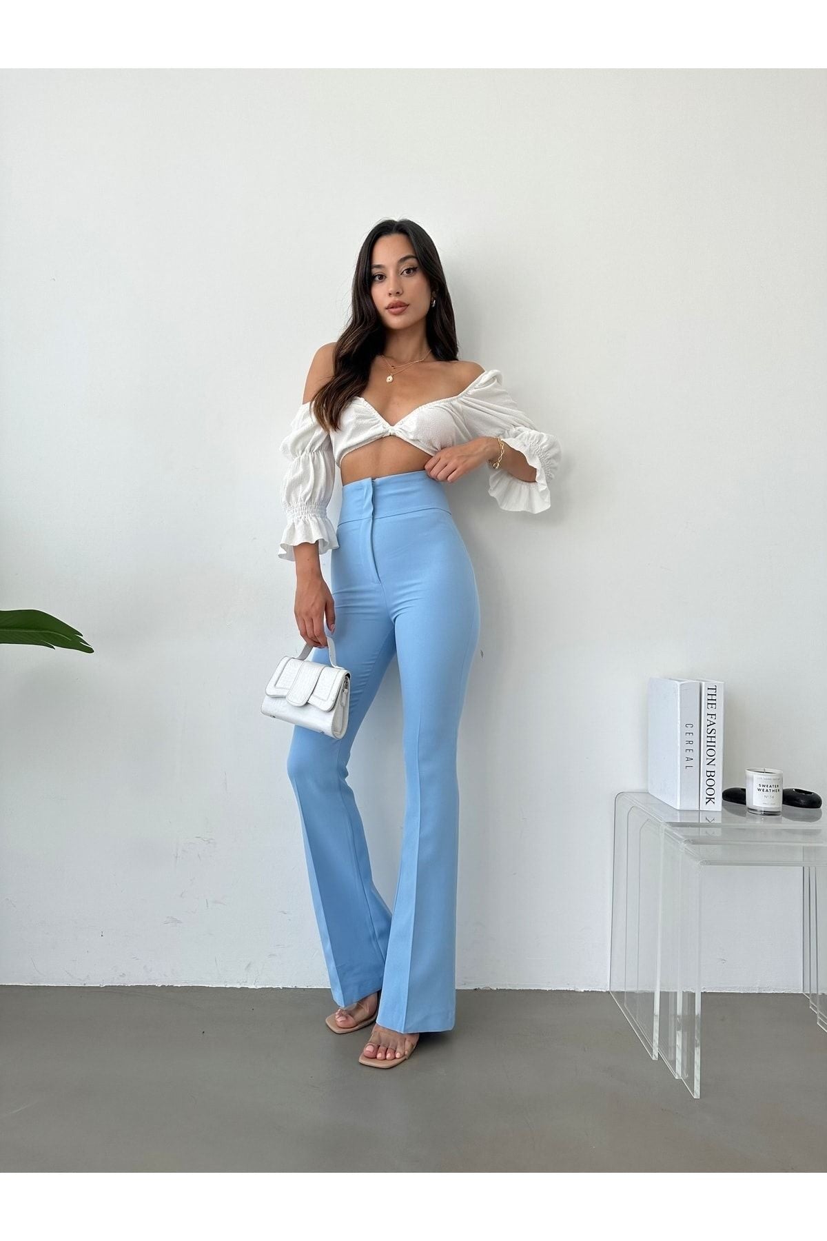 Aec Prive kadın mavi ispanyol paça pantolon, şık bluz ile kombinlenmiş zarif görünüm.