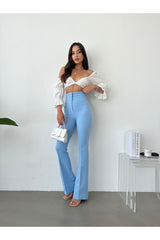 Aec Prive kadın mavi ispanyol paça pantolon, şık bluz ile kombinlenmiş zarif görünüm.