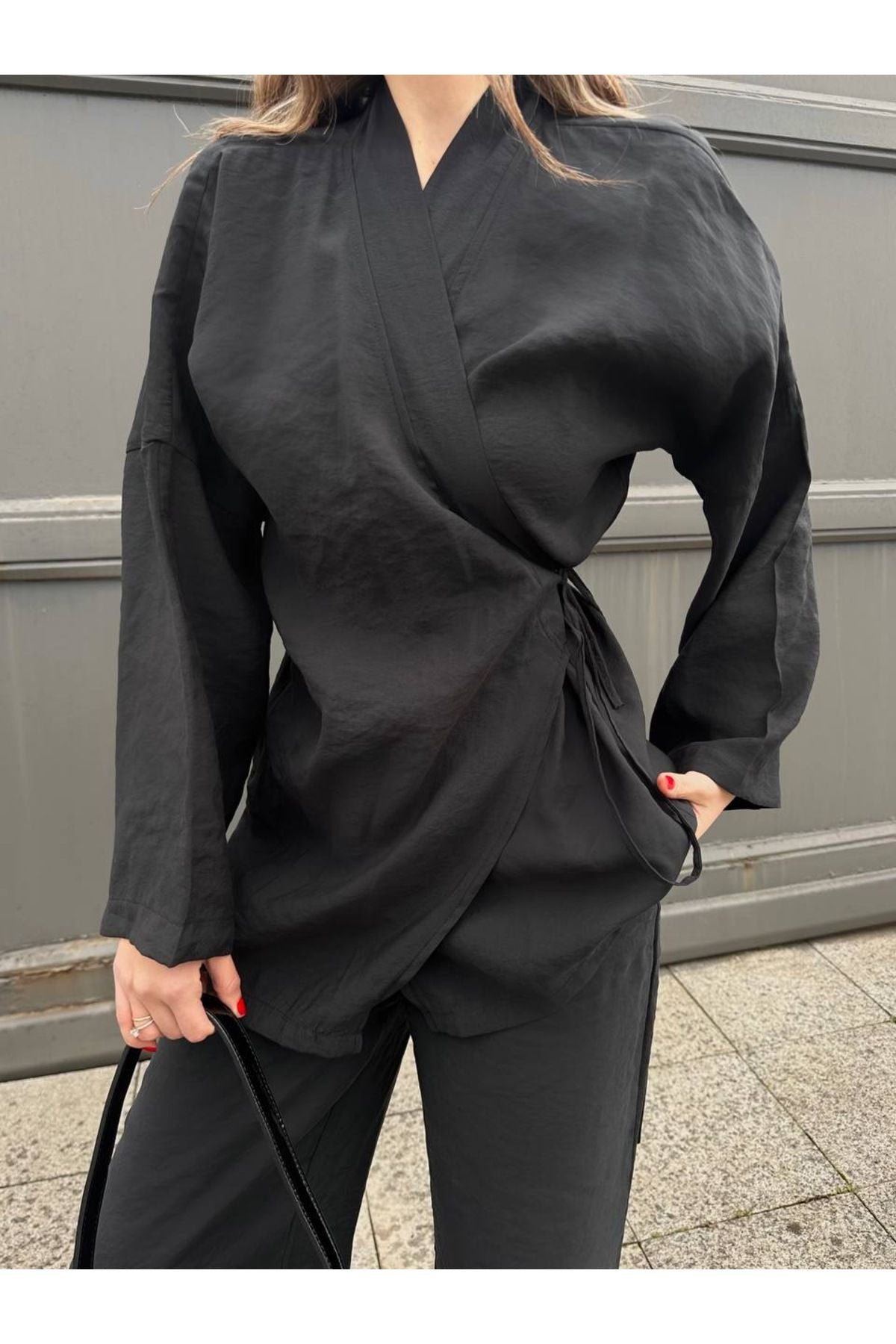 Siyah kadın modal kimona gömlek takım, rahat kesim ve şık tasarımıyla günlük kullanıma uygun