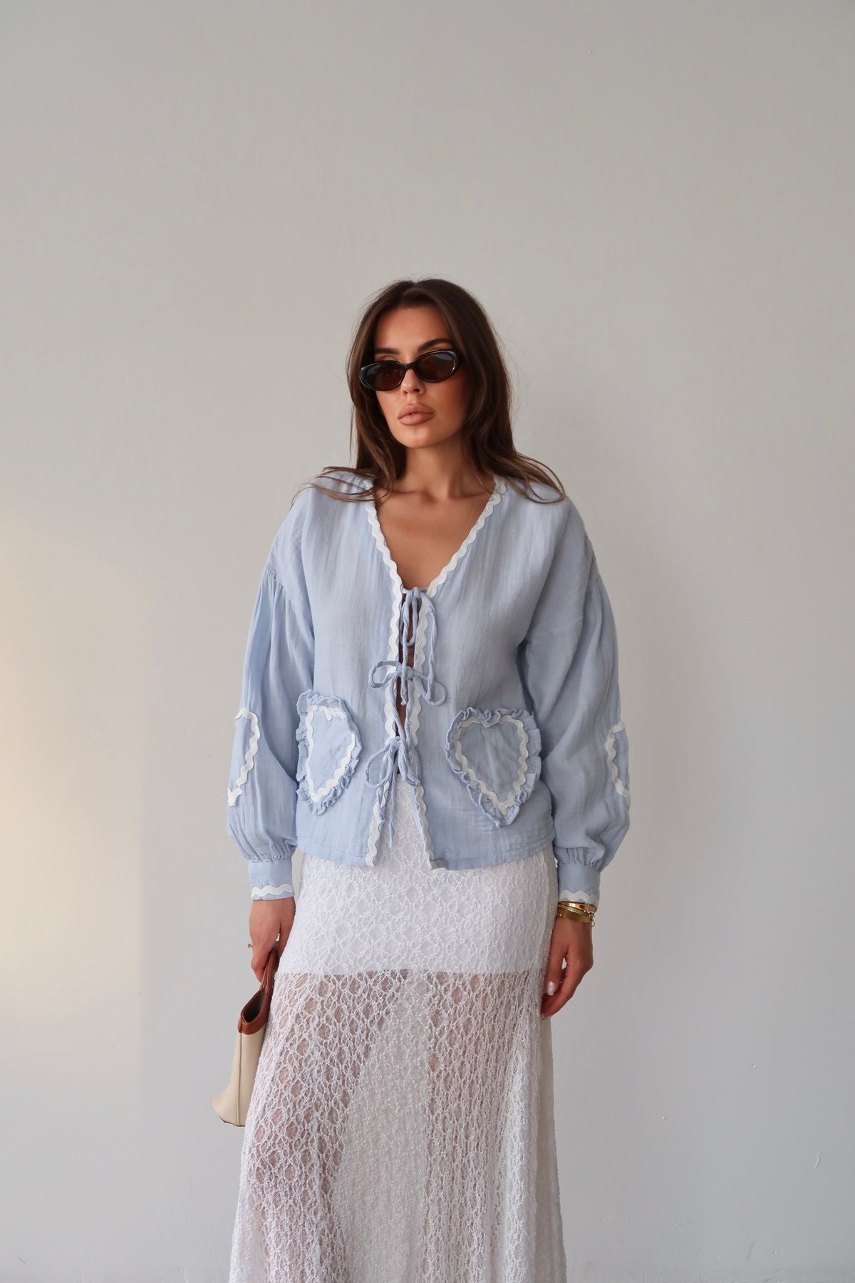 Aec Prive kadın müslin kimono gömlek, mavi renkli ve dantel detaylı, yazlık şıklık için ideal.