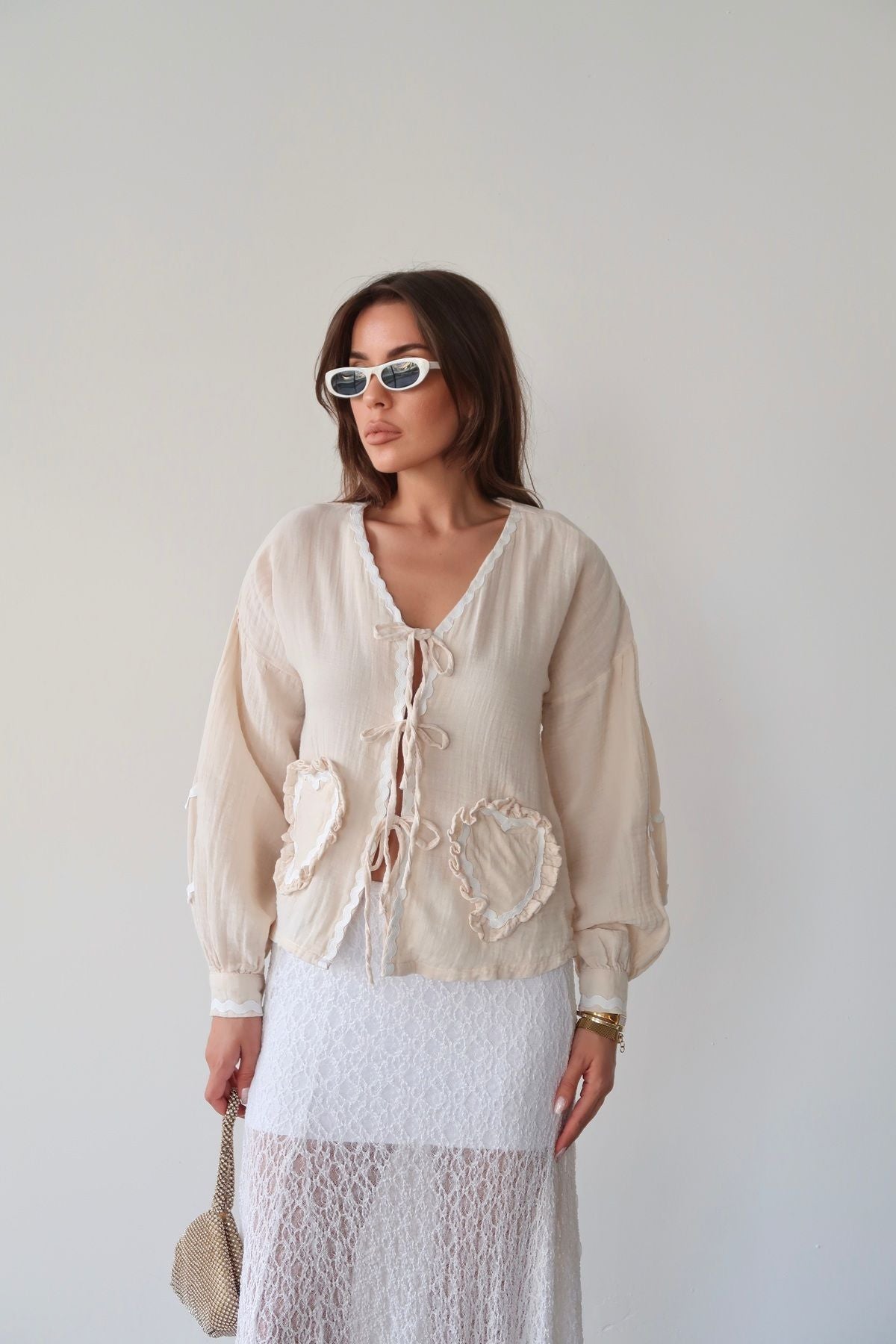 Aec Prive'den kadın müslin kimono gömlek, arka planda şık bir tarzla birlikte gösterilmektedir