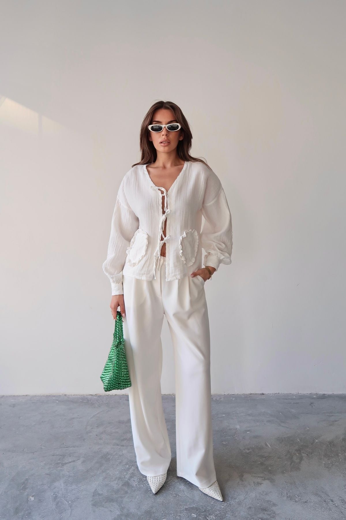 Beyaz Aec Prive kadın müslin kimono gömlek, geniş kollu ve düğmeli tasarım ile şık görünüm sunuyor