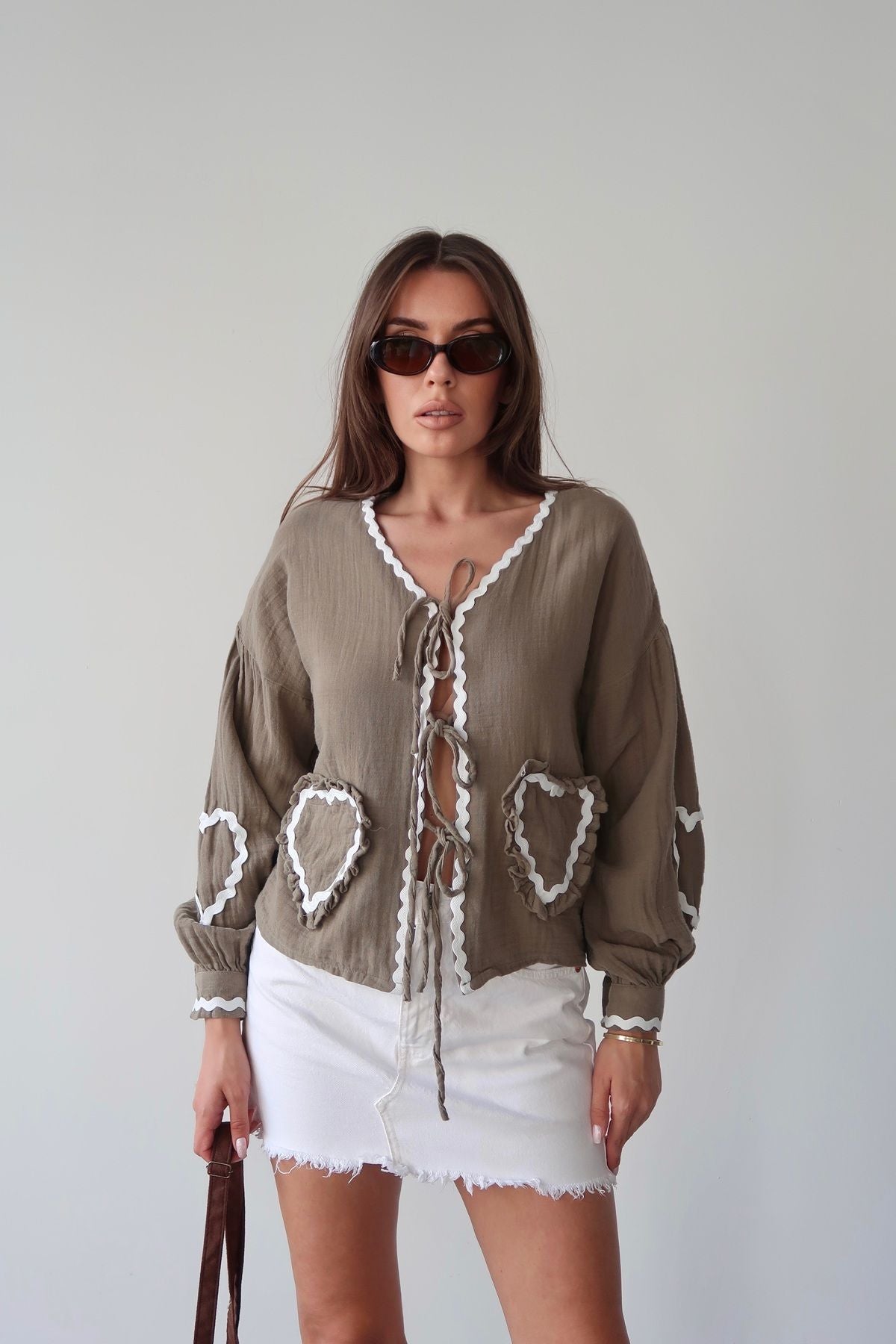 Aec Prive kadın müslin kimono gömlek, kalp detayları ve bağcıklı tasarımıyla şık bir görünüm sunar.