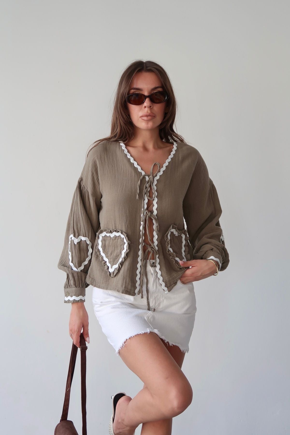 Aec Prive kadın müslin kimono gömlek beyaz kalp detaylarıyla şık bir yaz kombinasyonu